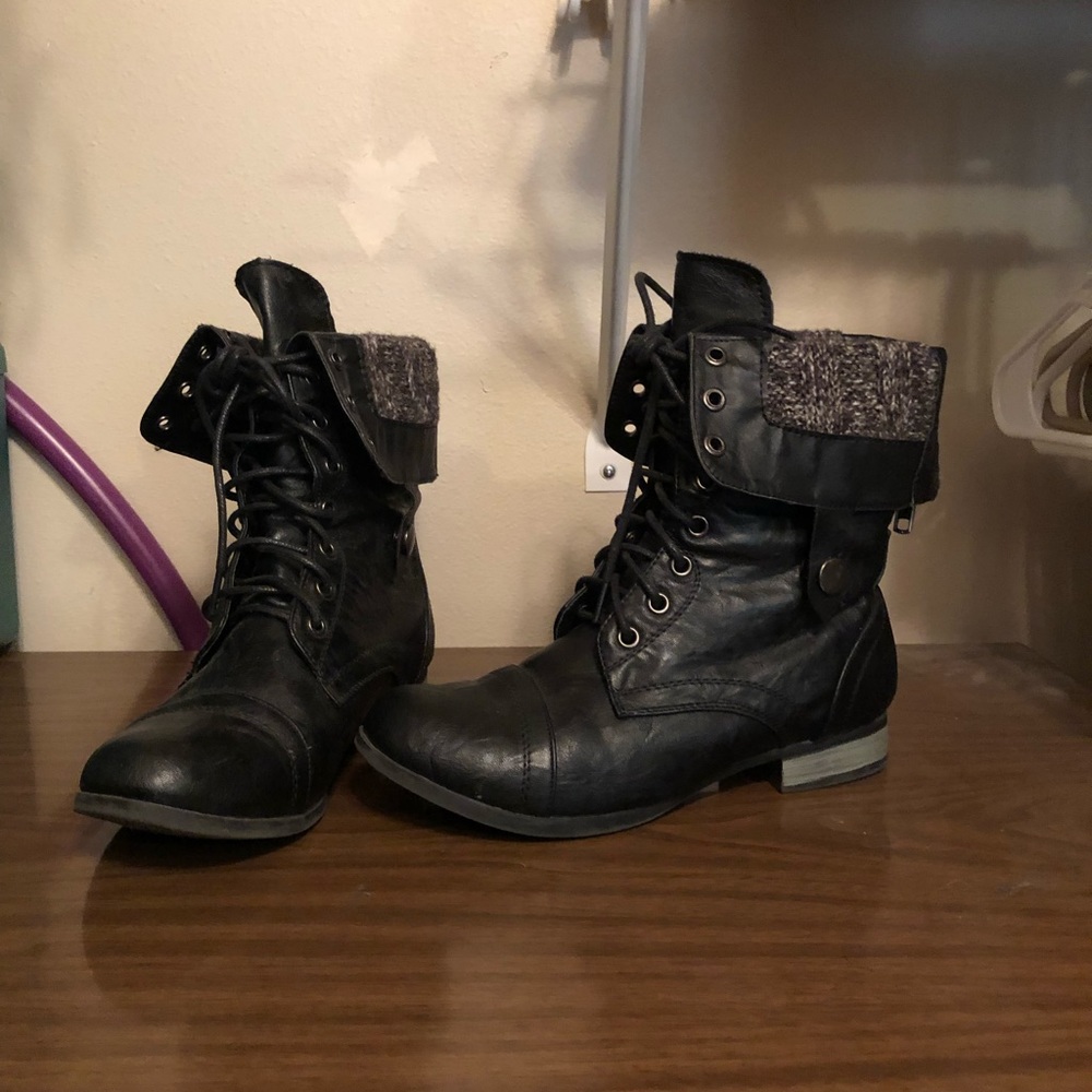 Wear seal combat boots